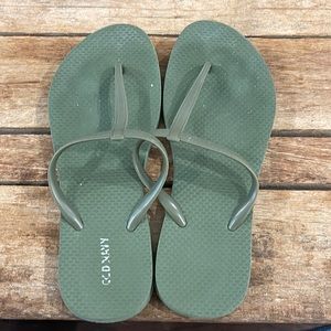 Old Navy women’s size 7 olive green flip-flop